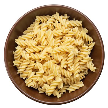 Fusilli 'nin ham makarnası beyaz arka planda izole edilmiş. Çiğ ve kuru makarna. İtalyan Kültürü. Dosya kırpma yolu içeriyor.