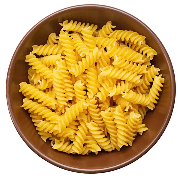 Fusilli 'nin ham makarnası beyaz arka planda izole edilmiş. Çiğ ve kuru makarna. İtalyan Kültürü. Dosya kırpma yolu içeriyor.