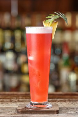 Singapur kokteyli, cin, kiraz ve portakal likörü Benedict, nar, ananas ve limon suyu ve acı Angostura. Gece kulübündeki barın arka planında iç.