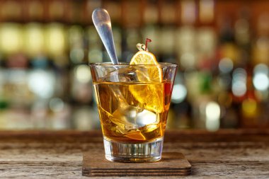 Kokteyl viski ve acıya dayanan eski moda bir içkidir. İlk Amerikan içkilerinden biri.