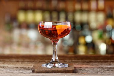 Rom ve martini bianco kokteyli. Kokteyl barın barında..