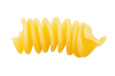 Makarnayı yakın plan çek. Fusilli spirali, beyaz arka planda izole edilmiş. Tam alan derinliği. Dosya kırpma yolu içeriyor.