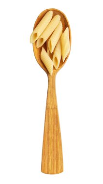 Pennette rigate. Tahta kaşıkta çiğ makarna beyaz arka planda izole edilmiş. Üst Manzara. Dosya kırpma yolu içeriyor.