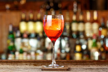 Hafif ferahlatıcı İtalyan aperatifi aperatif spreyi bir restoranda ya da bir gece kulübünde barda duruyor. Apelol tentürü, şampanya ve soda bazlı kırmızı kokteyl..