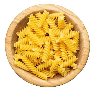 Fusilli 'nin ham makarnası beyaz arka planda izole edilmiş. Çiğ ve kuru makarna. İtalyan Kültürü. Dosya kırpma yolu içeriyor.