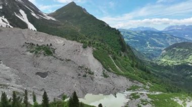 Chamonix yakınlarındaki dağlara bakın.