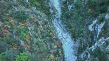 Fransa 'da Esteron gökyüzünden görünen Aiglun köprüsü yakınlarında