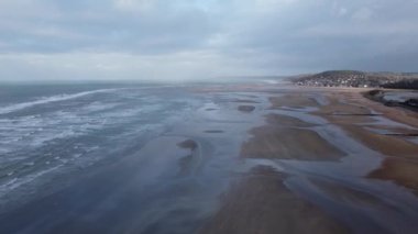 Fransa 'nın Normandiya' daki Trouville-sur-Mer plajı insansız hava aracı görüntüsü