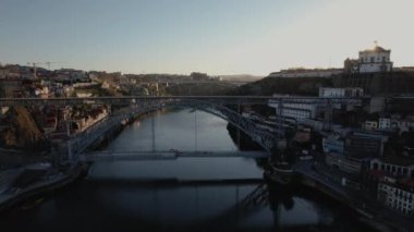 Douro Nehri üzerindeki Porto şehrindeki D. Luis demiryolu köprüsü.