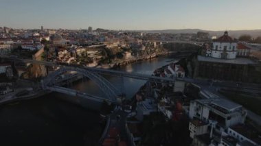 Gökyüzünden Porto şehrindeki D. Luis demiryolu köprüsü.