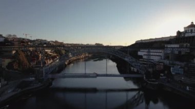 Douro nehri üzerindeki Porto şehrindeki D. Luis köprüsünde tren.