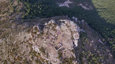 Castellaras de Thorenc bir İHA 'dan dikey olarak çekildi
