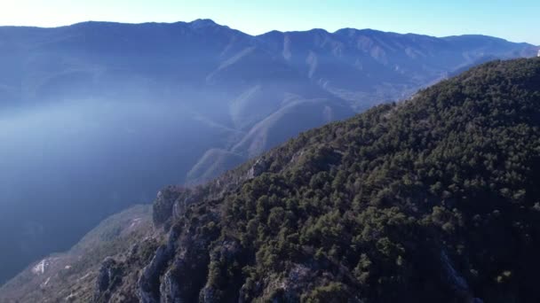 在狂暴的阿尔卑斯山中俯瞰伊斯特隆山谷的景色 — 图库视频影像