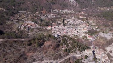 Fransa 'nın Roque-en-Provence kasabasının insansız hava aracı görüntüsü