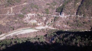 Fransa 'da Roque-en-Provence yakınlarındaki Esteron nehri insansız hava aracı görüntüsü