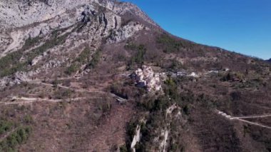 Fransa 'nın Aiglun köyü gökyüzü manzaralı.