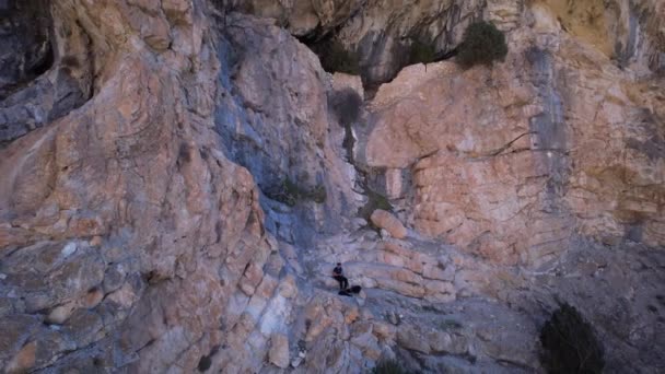 Drónpilóta Filmezi Aiglun Barlanglakó Erődjét — Stock videók