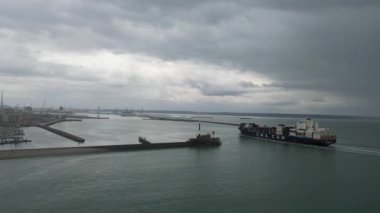 Nakliye gemisi Le Havre insansız hava aracı görüntüsünün girişinde.