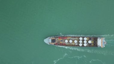 Le Havre limanından kargo teknesi göründü.