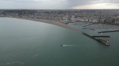 Le Havre limanından ayrılan römorkör görüntüsü.