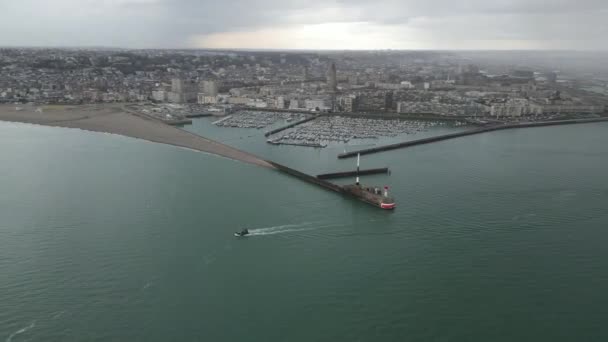 Ρυμουλκό Που Φεύγει Από Λιμάνι Της Χάβρης Φαίνεται Από Ένα — Αρχείο Βίντεο