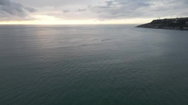 海岸近くの無人機から撮影された海でサーフィンジェットスキー — ストック動画