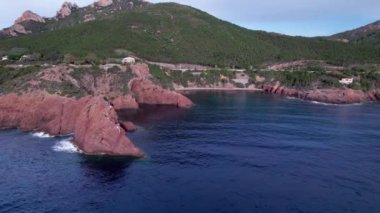 Le Trayas 'taki Maubois Koyu Fransız Riviera İHA manzaralı