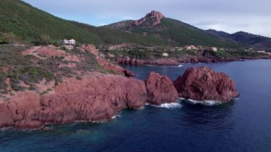Saint-Raphael 'deki Le Trayas' taki Maubois Koyu bir dron ile filme alındı.