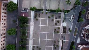 Vallauris Belediye Binası 'nın önündeki yerin yukarıdan aşağı manzarası.