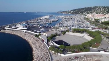 Fransız Riviera insansız hava aracı manzaralı Golfe-Juan marinası