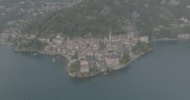 Varenna, İtalya 'daki Como Gölü' nde gökyüzünden görülüyor.