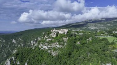 Fransa 'nın Alpes-Maritimes kentindeki Gourdon Köyü panoramik manzara