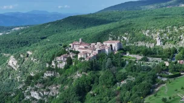 フランスのアルプスにあるグルドンの村空中風景 — ストック動画