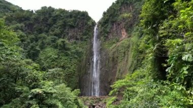 Guadeloupe, Karayipler 'deki Grande-Terre Şelalesi' nde bir insansız hava aracından
