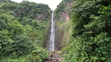 Karayipler 'deki Guadeloupe Şelalesi İHA ile çekildi.