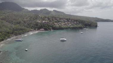 Saint Lucia Adası insansız hava aracı manzaralı Marigot Körfezi 'nde katamaran.