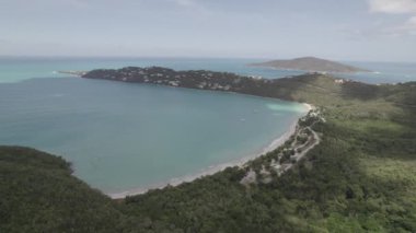 St. Thomas Adası 'ndaki Magens plajı hava manzaralı.