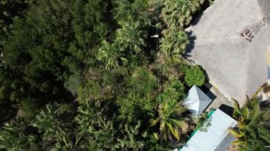 Punta Paitilla sahilinde dikey görüntüde bir turist.