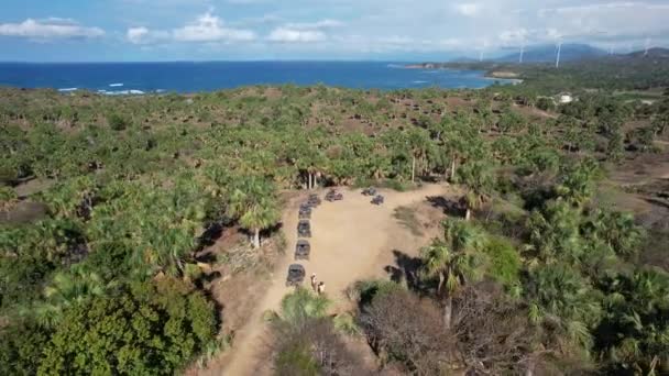 靠近Punta Patilla海滩无人驾驶飞机的四轮车游客 — 图库视频影像