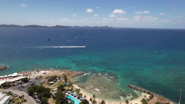 Windsurferzy Łodzie Poza Wyspą Widok Drona Tortola — Wideo stockowe