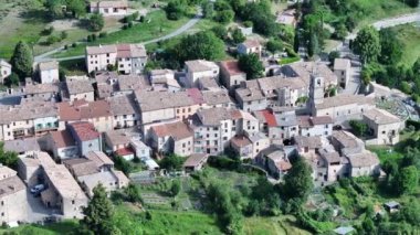 Fransa 'nın Alpes-Maritimes kentindeki Brianconnet köyü insansız hava aracı görüntüsü