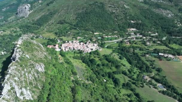 空から撮影されたフランスのアルプスのBrianconnetの村 — ストック動画