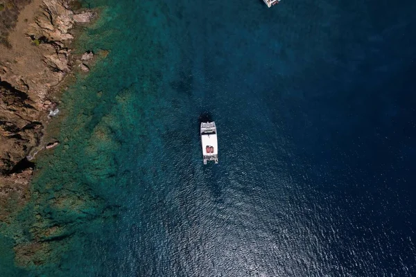 トルトラ島のボートイギリス領バージン諸島のドローンビューの入り江 — ストック写真