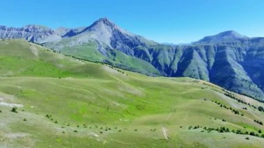 Fransız Alpleri hava manzaralı Mercantour Ulusal Parkı 'ndaki Alp otlakları