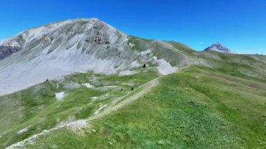 Mercantour Ulusal Parkı 'ndaki dağlık arazi insansız hava aracı ile filme alındı.