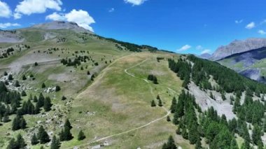 Mercantour Ulusal Parkı 'ndaki dağlık araziler gökyüzünden çekildi.