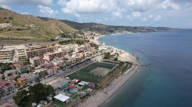 Sicilya 'daki Messina plajı panoramik insansız hava aracı görüntüsü