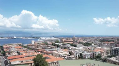Sicilya 'daki Messina şehir merkezi gökyüzünden görünüyor.