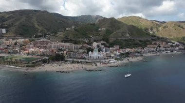 Sicilya 'daki Messina plajı insansız hava aracı manzaralı.