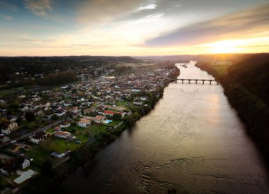Lalinde şehrinin ve Dordogne nehrinin insansız hava aracı görüntüsü